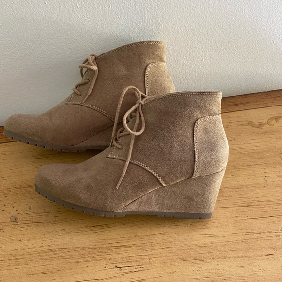 Woman’s Tan Suede Heeled Boots - Picture 4 of 6
